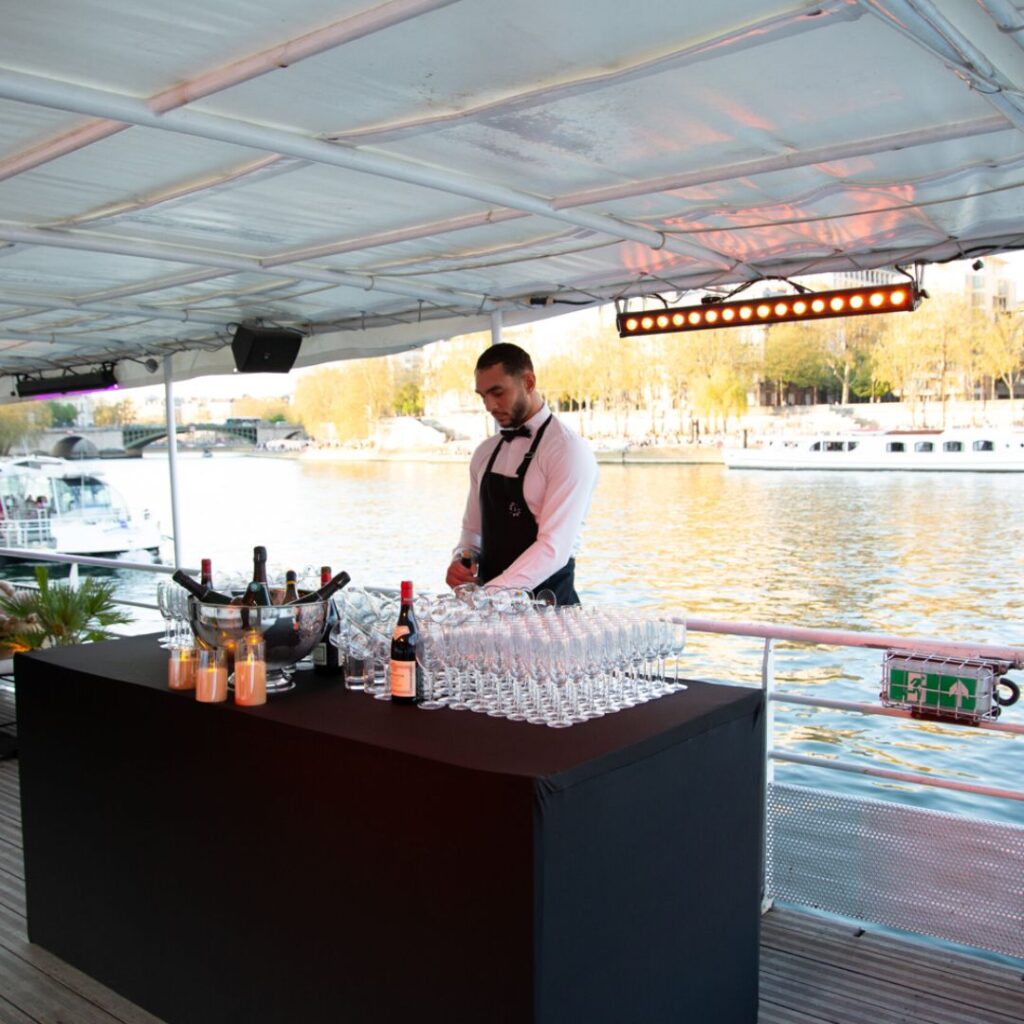 Le Loceynius, péniche événementielle à Paris sur la Seine