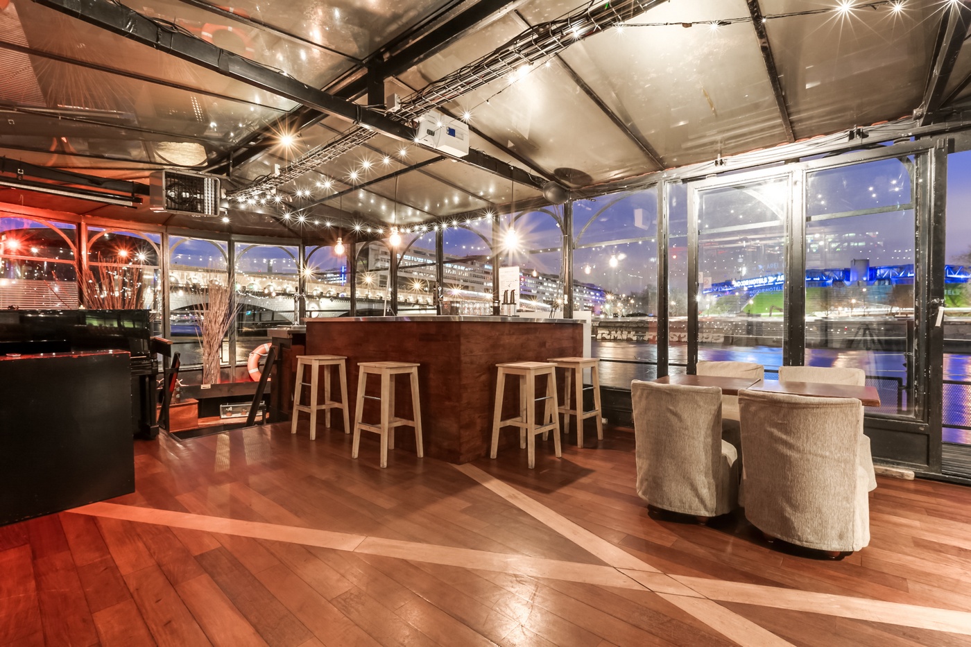Location péniche Paris – Le Kiosque Flottant
