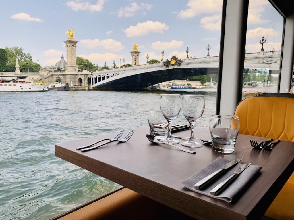 Le Quai Alexandre III – péniche à privatiser Paris 7e