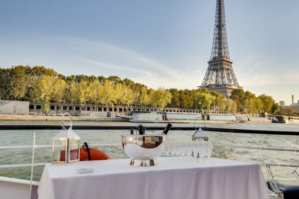 Yacht de réception privatisé sur la Seine — facturation d'une croisière événementielle