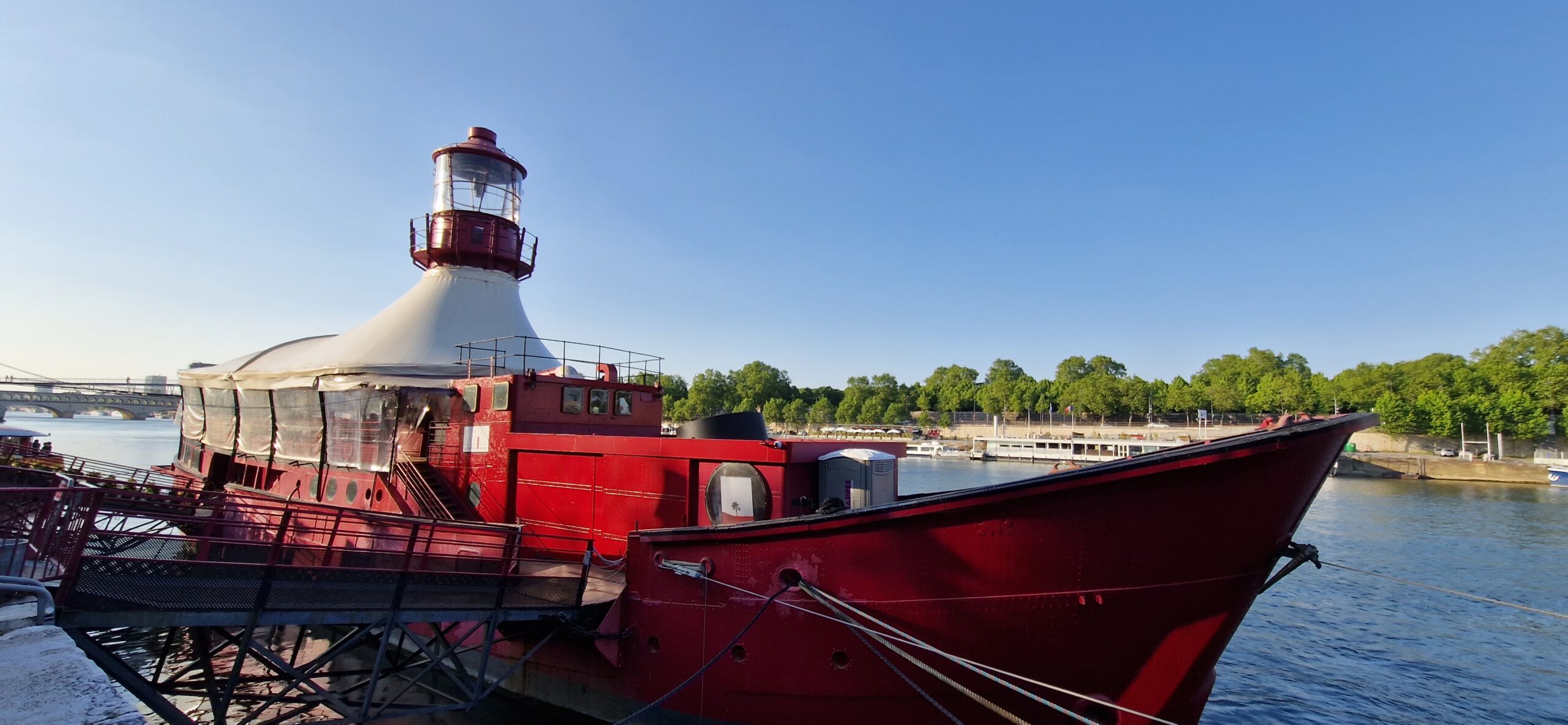 Le Bateau Phare, péniche événementielle à Paris sur la Seine