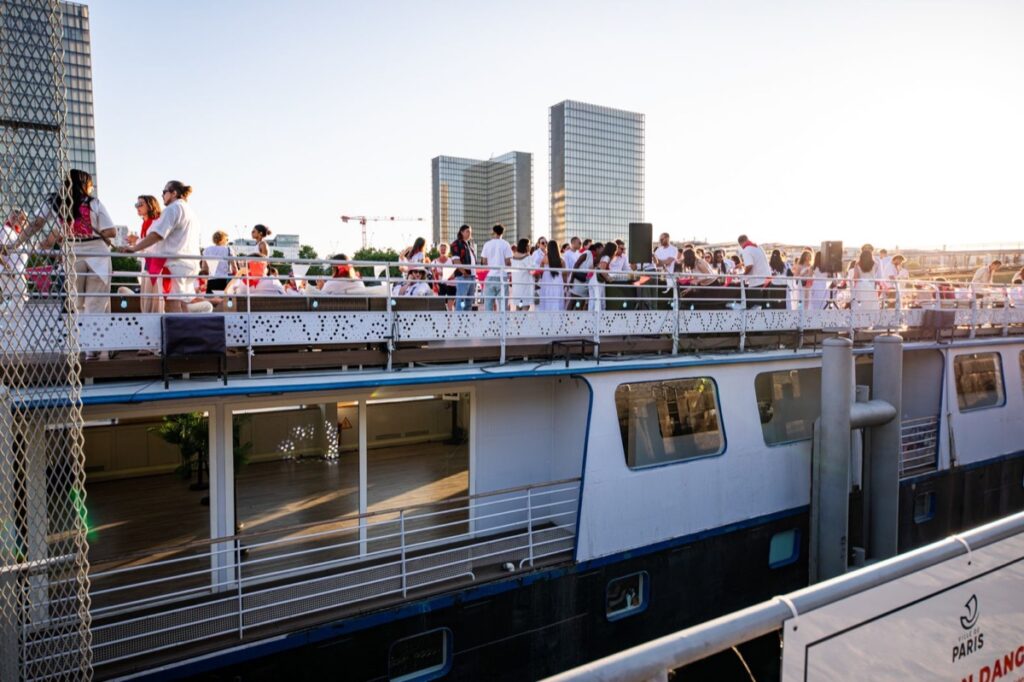 L'afterwork Saatchi sur Péniche Poséidon — privatisation péniche Paris