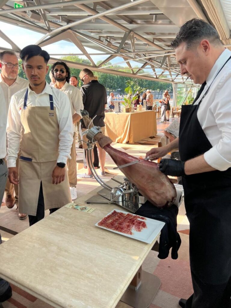 Le brunch Hyphen Archi sur Le Noti Club — privatisation péniche Paris