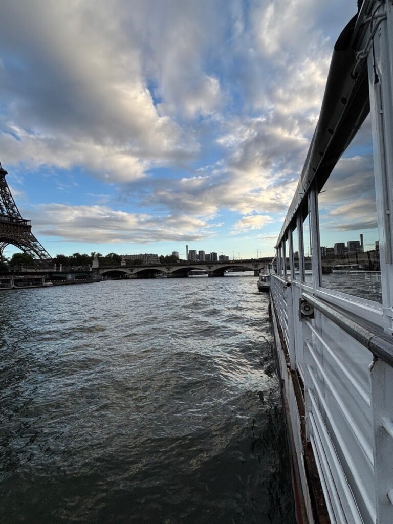 Une croisière privée sur la Seine sur La Seine au fil de l'eau — privatisation péniche Paris