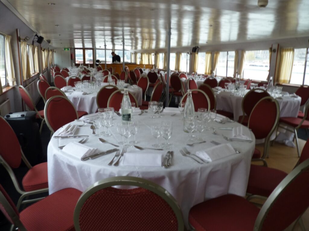 Le dîner de Salomé & Yacine sur L'Événement II — privatisation péniche Paris