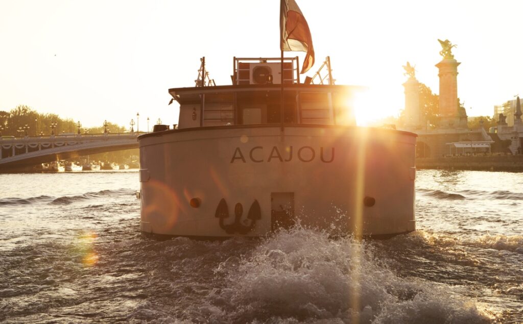 La soirée BNP sur L'Acajou — privatisation péniche Paris