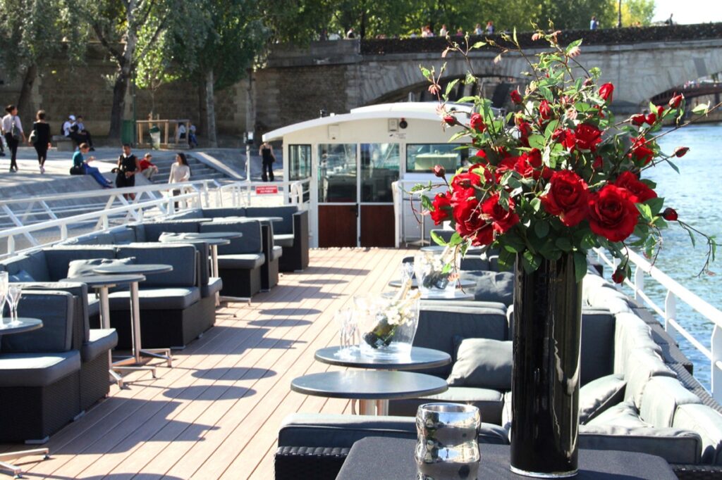 Une Saint-Valentin sur la Seine sur Péniche parisienne — privatisation péniche Paris