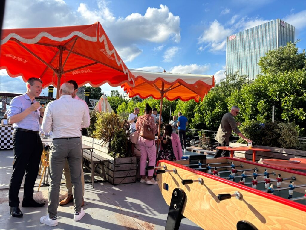 Le team building AMF sur Le Mazette — privatisation péniche Paris